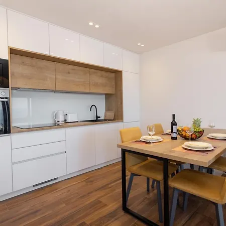 Mari Deluxe מאקרסקה